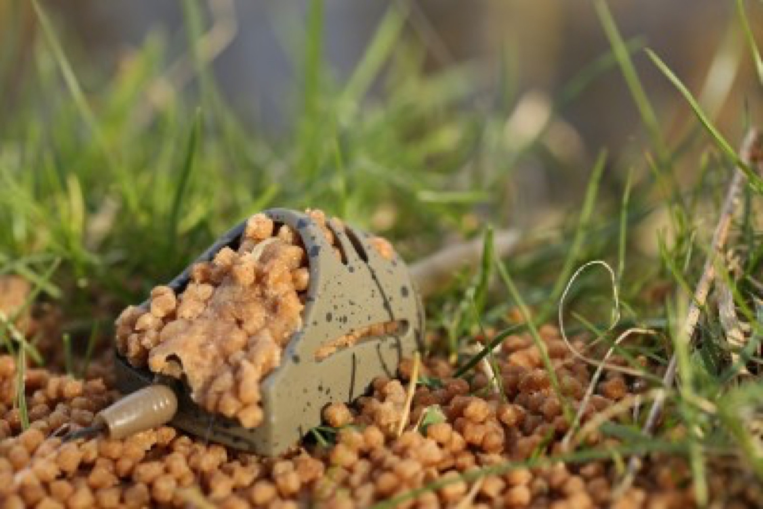 Guru Hybrid Pellet Feeder Small