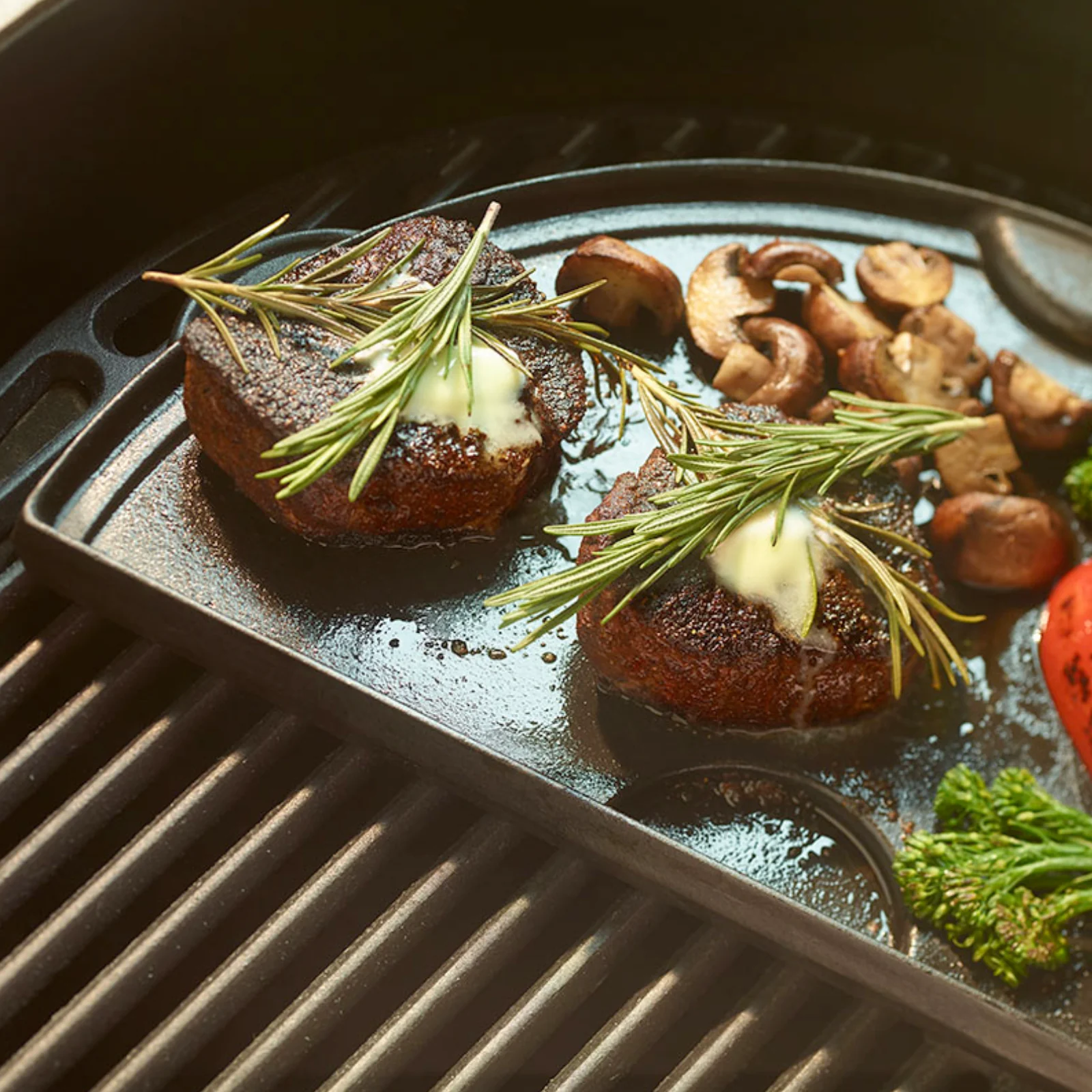 Big Green Egg Half Cast Iron Plancha Large