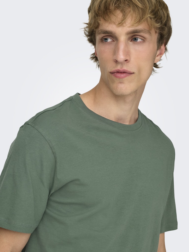 Donkergroen